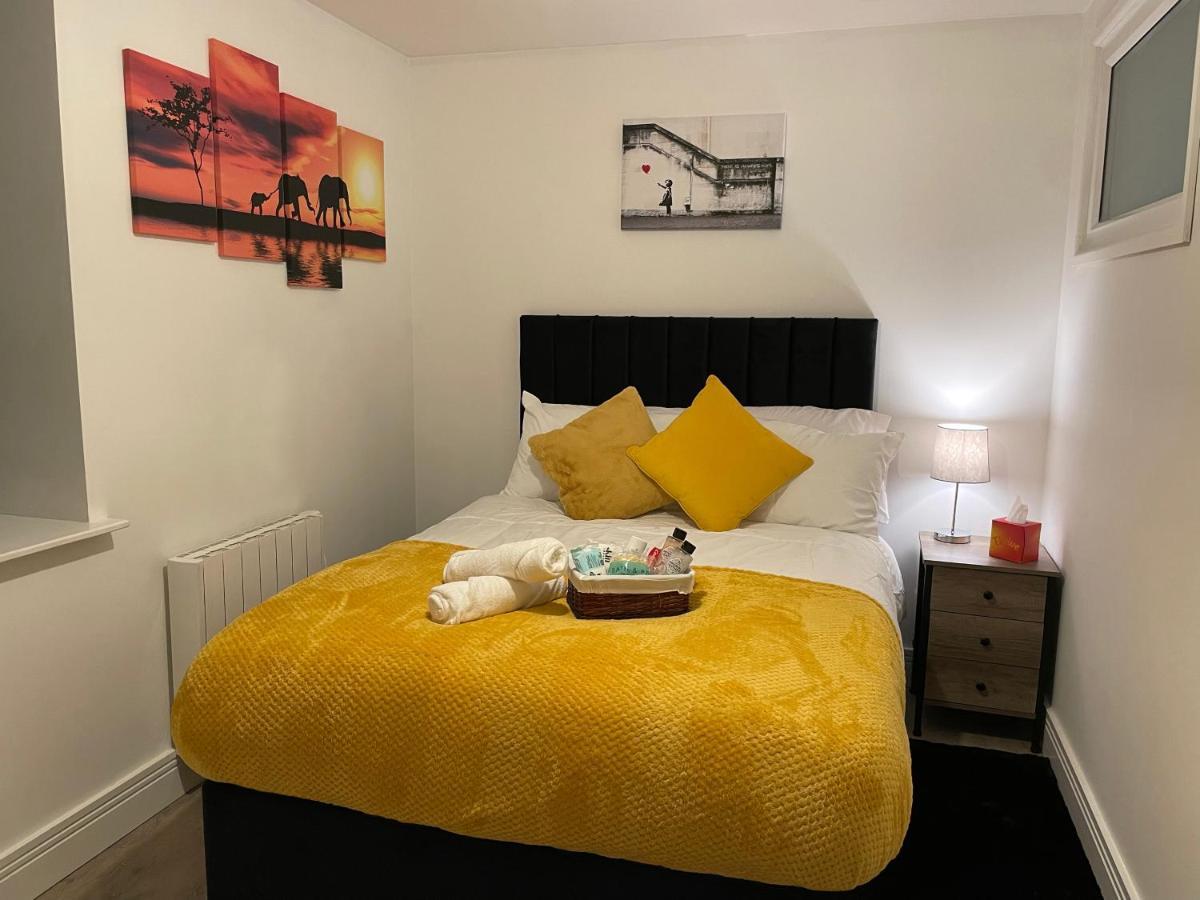 Luxurious 2 Bed Apartment In Heart Of Burnley With Private Parking Bagian luar foto