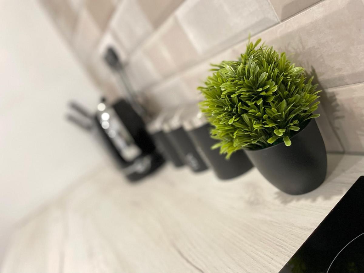 Luxurious 2 Bed Apartment In Heart Of Burnley With Private Parking Bagian luar foto