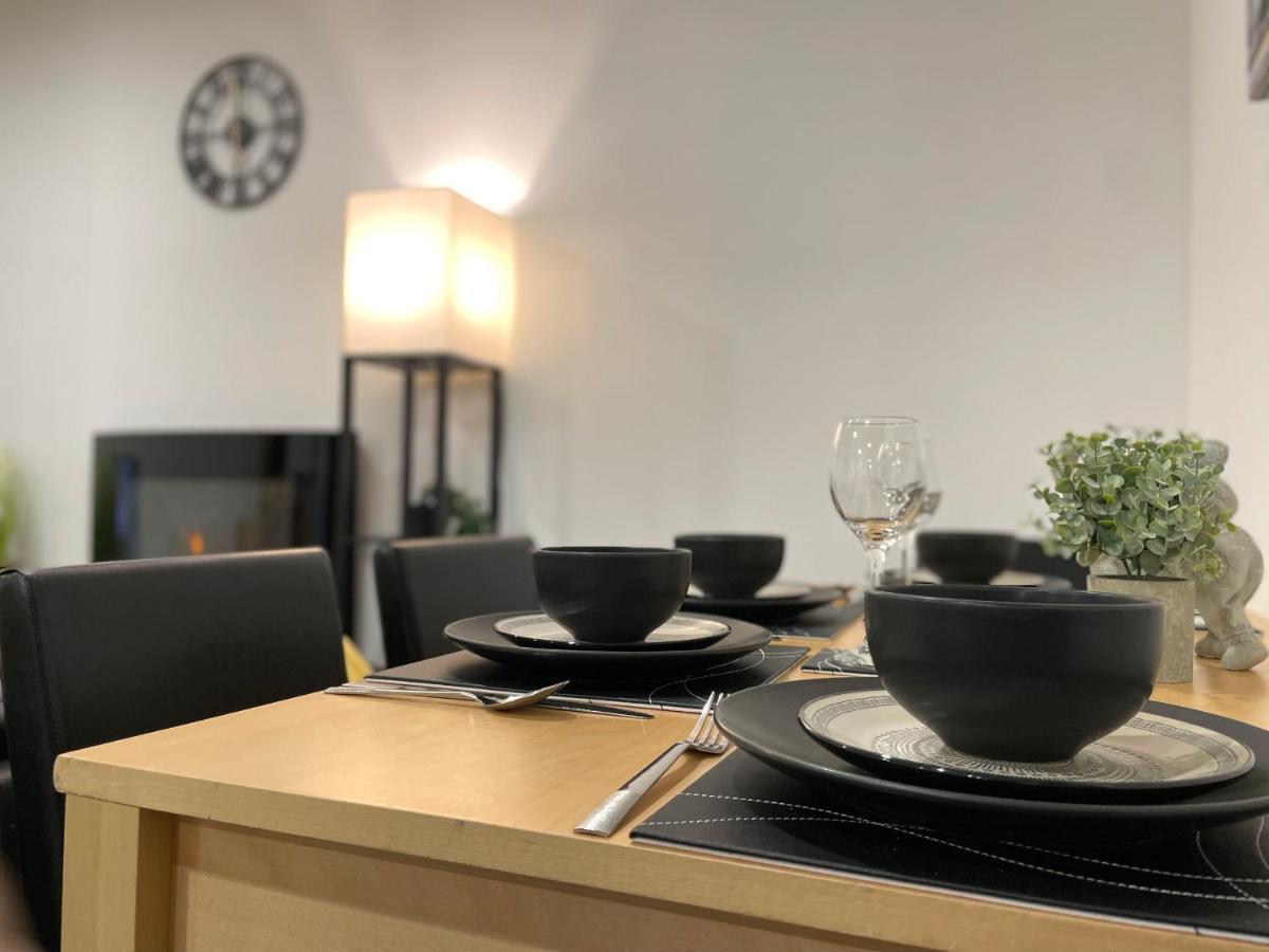 Luxurious 2 Bed Apartment In Heart Of Burnley With Private Parking Bagian luar foto
