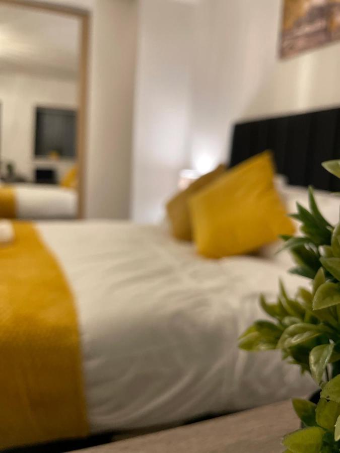 Luxurious 2 Bed Apartment In Heart Of Burnley With Private Parking Bagian luar foto