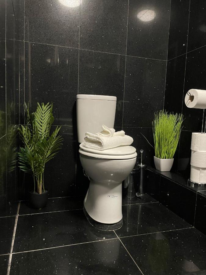 Luxurious 2 Bed Apartment In Heart Of Burnley With Private Parking Bagian luar foto