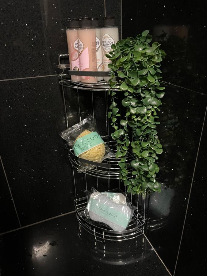 Luxurious 2 Bed Apartment In Heart Of Burnley With Private Parking Bagian luar foto