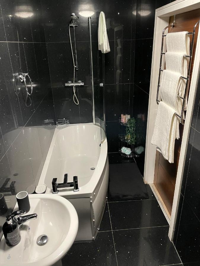 Luxurious 2 Bed Apartment In Heart Of Burnley With Private Parking Bagian luar foto