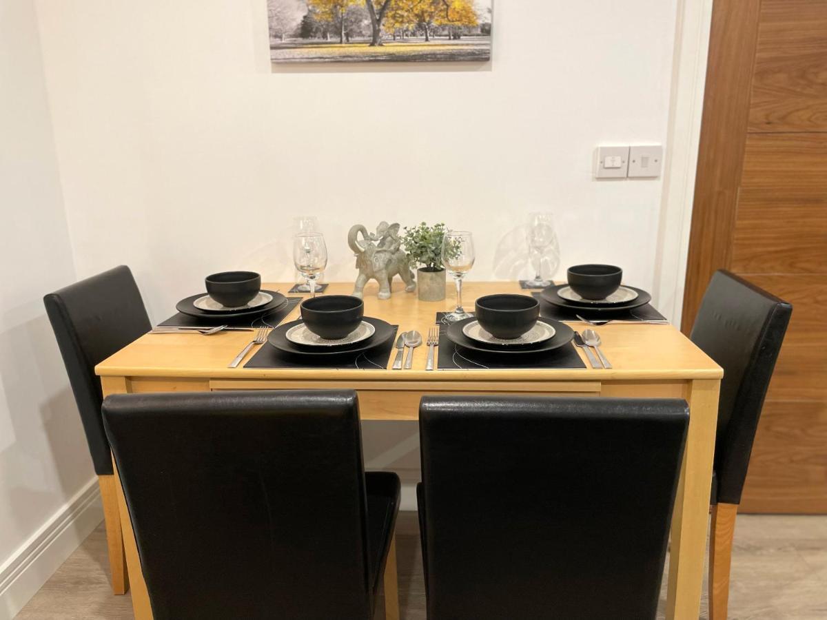 Luxurious 2 Bed Apartment In Heart Of Burnley With Private Parking Bagian luar foto