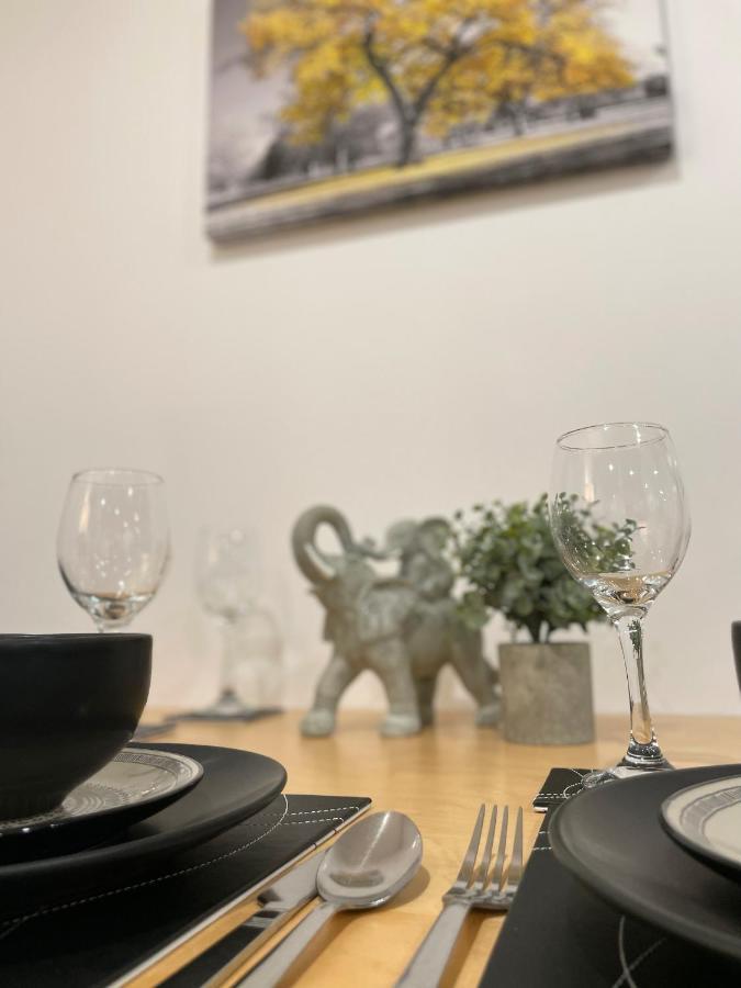 Luxurious 2 Bed Apartment In Heart Of Burnley With Private Parking Bagian luar foto