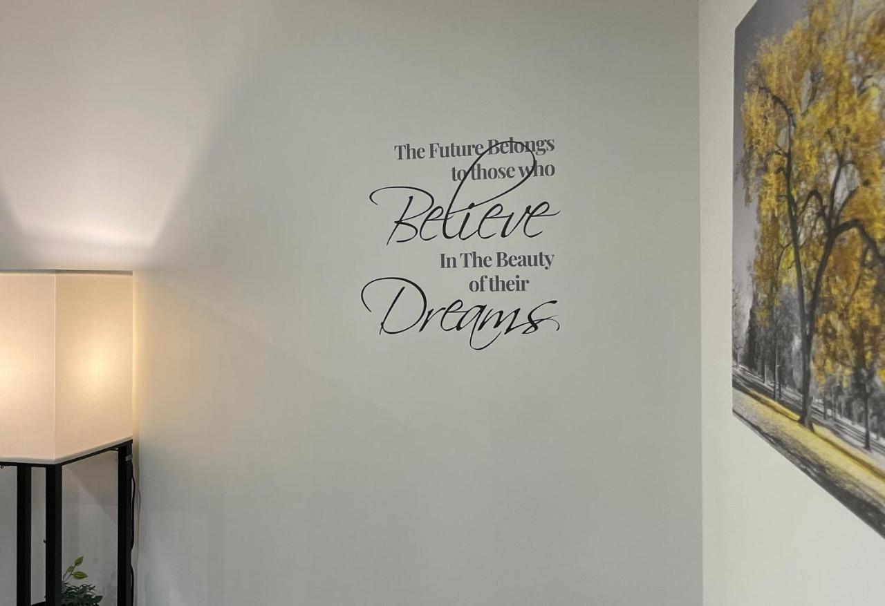 Luxurious 2 Bed Apartment In Heart Of Burnley With Private Parking Bagian luar foto